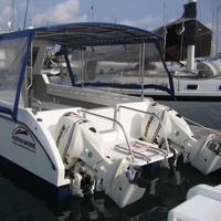 Bateau de pêche en aluminium personnalisé 7,62 m, coque rivetée, moteur hors-bord à batterie/essence 300 CV, 30,0-35,0 nœuds, patrouille universelle