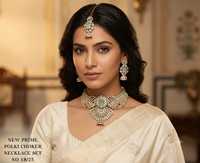 Parure Collier Choker et Boucles d'Oreilles Jhumka Assorties en Laiton Plaqué Or Antique Vert Émeraude avec Zircon et Kundan Polki pour Mariage et Fiançailles