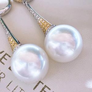 Pendientes de Plata de Ley S925 con Perlas Naturales Nuevas de 11-12 mm con Inserción de Oro de 14K, Redondos y Ligeramente Imperfectos - Product Image 3