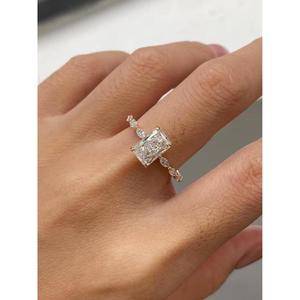 Anillo de compromiso de diamante blanco talla radiante en oro amarillo macizo con banda de acento floral de diamantes marquesa y diseño clásico de cuatro puntas - Product Image 3
