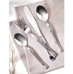 ชุดช้อนส้อมสแตนเลสสตีลสำหรับรับประทานอาหารแบบคลาสสิก ชุดอุปกรณ์ครัวสุดหรู - Product Image 3