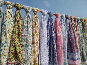 Pareo de algodón artesanal con estampado a mano, diseño étnico, ligero y suave, ideal para ropa de playa y resort. - Product Image 5