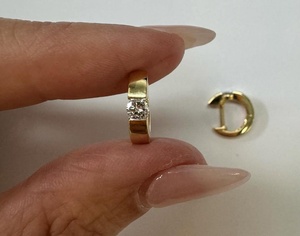 Pendientes de aro tipo huggie con cierre de clic seguro y microincrustaciones de diamantes, personalizados en oro macizo de 14K y 18K, corte redondo CVD HPHT, para mujer, al por mayor. - Product Image 2