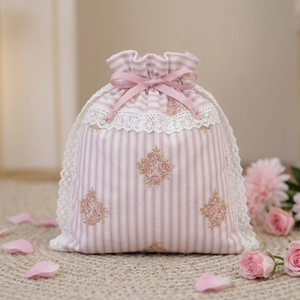 Conjunto de Oración Musulmán Premium al por Mayor con Rayas Florales, Vestido Mukena de Rayón con Bolsa a Juego con Cordón, Traje de Oración de Viaje Color Lavanda - Product Image 6