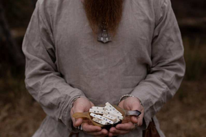 Dés de jeu en os de buffle et de chameau, polis, sur mesure, de qualité supérieure, à six faces, de 20 mm, carrés et creux, à prix abordables - Product Image 2