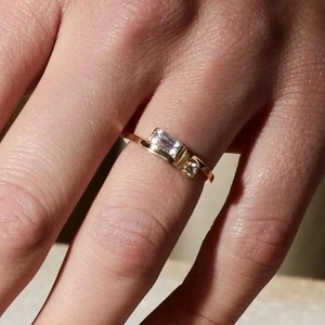 Bague de fiançailles Unique Diamond Dylan avec diamants baguette et ronds coupés latéralement, alliance minimaliste, cadeau pour les mariées - Product Image 3
