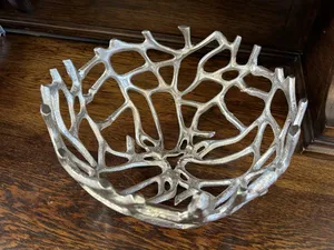 Bol contemporain en aluminium fait main, écologique, pour la décoration de table centrale – Bol design élégant pour les intérieurs modernes, sûr - Product Image 4