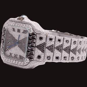 Montre Hip-Hop Iced Out Bust Down avec Cadran Carré Sertie de Diamants Moissanite Noirs et Blancs Brillants Personnalisés et Chiffres Romains - Product Image 2