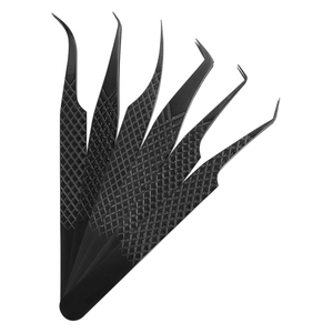 Pinces à cils en acier inoxydable noir plasma avec poignée diamantée, embout en fibre, emballage et logo personnalisés - Product Image 2