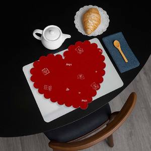 แผ่นรองจานรูปหัวใจผ้าฝ้ายพิมพ์ลายตามสั่งขายส่ง สีแดง สำหรับโต๊ะอาหาร - Product Image 1