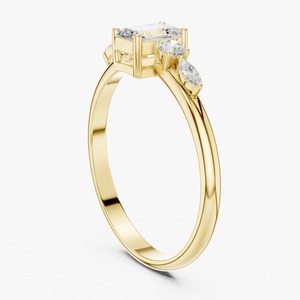 Bague de fiançailles en or jaune 9 carats avec diamant de laboratoire taille émeraude de 1,24 carat et cinq pierres latérales taille ronde et taille poire - Product Image 4