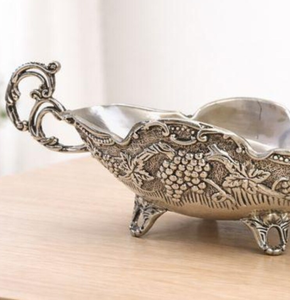 Bol de service ovale vintage en argent avec motif de raisins en relief, poignées en spirale et base sur pied pour la maison et la cuisine - Product Image 3