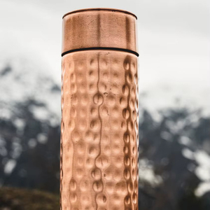 Botella de cobre para hidratación diaria en viajes, que garantiza una ingesta de agua constante durante un agitado horario de movimiento. - Product Image 1