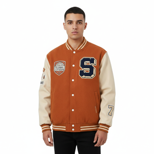 Chaqueta Varsity para Hombre Urban Syndicate, Color Marrón Beige, Parches Bordados con la Letra S, Estilo Preppy, Corte Regular para Otoño - Product Image 2