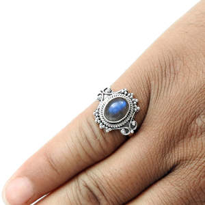 Anillo de plata de ley 925 maciza con piedra de labradorita, joyería artesanal de estilo bohemio disponible a precio de mayoreo. - Product Image 2