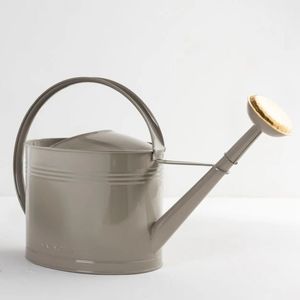 Arrosoir en métal moderne et élégant pour la décoration de la maison et le jardinage, avec une finition élégante et une construction durable - Product Image 3