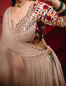 Elegante Lehenga Choli de Algodón Mal Mal Beige con Bordado Dorado y Blusa Floral para Fiestas y Bodas, Traje Tradicional para Mujer - Product Image 3