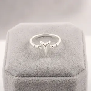Bijoux élégants pour femmes, plaqué argent 18 carats, laiton, style tendance unique, modèle en forme de flèche, bagues statement, bijoux minimalistes à la mode - Product Image 2