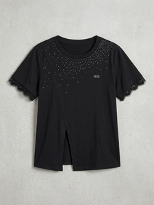 Camiseta de mujer con estilo chic, personalizada con pedrería brillante y ribete de encaje, 100% algodón, cuello redondo, informal, con dobladillo asimétrico. - Product Image 3
