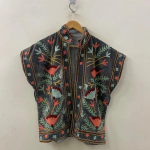 Chaleco Suzani de terciopelo hecho a mano | Chaleco bordado bohemio | Chaqueta floral de inspiración vintage - Product Image 1