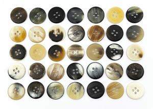 Bouton de corne de buffle de conception de luxe de haute qualité hommes et femmes chemises et t-shirts utilisent le bouton de corne personnalisé de vente de trou d'usine - Product Image 2