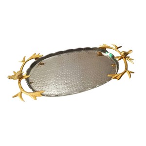 Plateau de service ovale en aluminium martelé avec élégantes poignées dorées en forme d'oiseau, plat décoratif écologique pour la maison, les restaurants et les mariages - Product Image 1