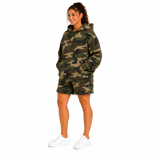 Conjunto de 2 piezas de pantalones cortos con estampado de camuflaje para mujer, sudadera con capucha de forro polar, holgada, antiarrugas, informal, con bolsillos hasta la rodilla - Product Image 2