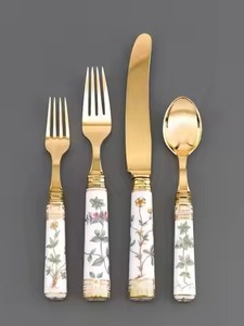 Ensemble de couverts élégants en céramique avec poignée à motif floral et bordure dorée, compatibles lave-vaisselle, pour dîner de mariage - Product Image 1