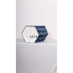 Corbeille en papier recyclé en forme de hexagone, faite à la main, avec motif floral en tissu de coton, pour jardin, bureau ou maison. - Product Image 4