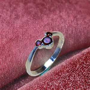 Anillo de Plata de Ley 925 con Granate Natural de Corte Facetado Redondo, Anillos de Piedras Preciosas a Precio de Mayoreo - Product Image 1