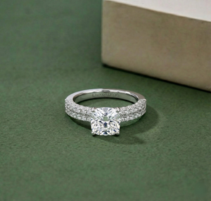 แหวนเพชรทรงกลม 3.03 กะรัต ได้รับการรับรองจาก IGI เพชรเพาะเลี้ยงในห้องปฏิบัติการ ตัวเรือนทอง 14K ดีไซน์โดดเด่น น้ำหนักเบา เจียระไนแบบบริลเลียนท์ เหมาะสำหรับเป็นของขวัญเครื่องประดับชั้นดีสำหรับงานแต่งงาน - Product Image 1