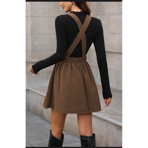 Vestido tipo peto de pana estilo Dark Academia o Preppy Chic, también conocido como vestido overol o vestido tipo jersey, con cuello simulado negro. - Product Image 3