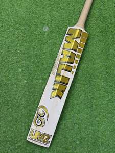 Bate de Críquet MB Malik UMZ Edición 60 Aniversario de English Willow - Ligero, Duradero, para Mano Derecha/Izquierda, 40mm de Grosor, Sin Burbujas - Product Image 3