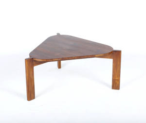Mesa de Centro Triangular Estilo Pierre Jeanneret, Madera Sólida Hecha a Mano, Mesa Baja para Sala de Estar y Lounge de Hotel de Lujo, Venta al Por Mayor - Product Image 1