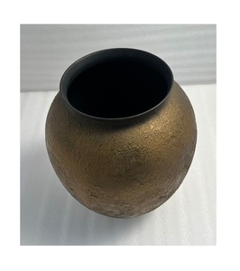 Macetero de hierro estilo antiguo con acabado vintage, perfecto para decoración de jardines interiores y exteriores. - Product Image 3