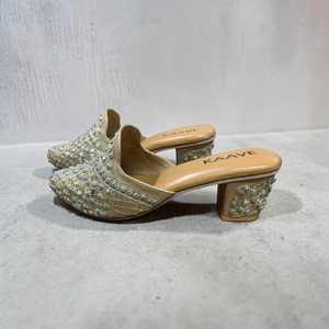 รองเท้าส้นสูงดีไซน์เนอร์โมจารี - Product Image 1