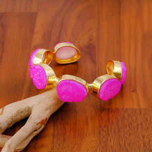 Bracelet manchette ajustable en sucre rose Druzy, fait main, plaqué or 18 carats, style bohème, cadeau de bijoux pour anniversaire et mariage - Product Image 3