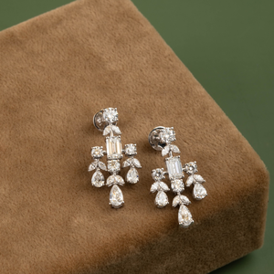Pendientes de Diamantes Multicorte de 3.24 Quilates con Diseño Floral en Oro Blanco de 14K, Joyería Fina Elegante para Mujer - Product Image 1