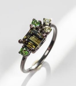 Bague de mariage en argent sterling avec tourmaline verte taille baguette, certifiée IGI, plaquée rhodium, élégance moderne, bijoux de luxe - Product Image 1