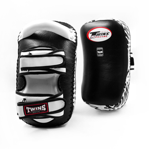 แผ่นรองเตะโค้งมาตรฐานสำหรับฝึกซ้อมมวยไทย MMA สำหรับผู้ใหญ่ ทำจากหนังแท้ รุ่น Twins สำหรับการฝึกซ้อมและการต่อสู้ - Product Image 5