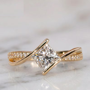 Anillo Solitario de Moissanita con Corte Princesa, Banda Trenzada en Oro Rosa, Acento de Diamantes Pavé, Joyería para Compromiso y Boda - Product Image 4