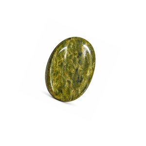 SoulWise Piedra de Vesuvianita Verde Ovalada Tallada, Gema de Palma para Meditación y Alivio del Estrés, de Maharashtra, a la Moda - Product Image 1