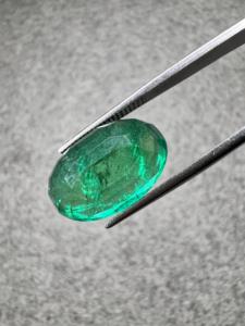 Émeraude naturelle zambienne de 9,43 carats, taille ovale, pierre précieuse vert vif, idéale pour les bagues, pendentifs, colliers et boucles d'oreilles de luxe. - Product Image 4