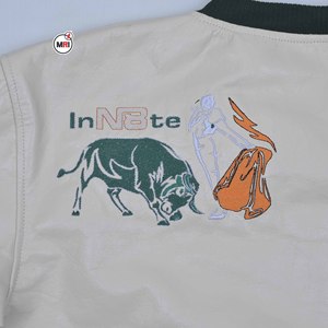 เสื้อแจ็คเก็ตบอมเบอร์ PU สีขาวสำหรับผู้ชาย คอปกแบบคอกลม ปักโลโก้ N8 ดีไซน์ลำลองสำหรับฤดูใบไม้ร่วงและฤดูใบไม้ผลิ กันน้ำ ระบายอากาศได้ดี - Product Image 6