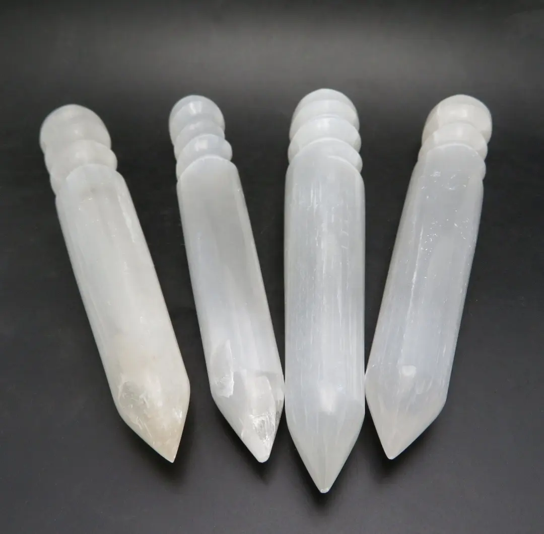 สินค้ามาใหม่งานฝีมือหินกึ่งมีค่าพลอยธรรมชาติสีขาว Selenite ยูนิคอร์นเกลียวคริสตัลไม้กายสิทธิ์สำหรับตกแต่งบ้าน