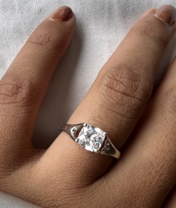 แหวนมอสซาไนต์ทรงคุชชั่นสำหรับผู้หญิง แหวนหมั้นทอง 18K/14K แหวนเพชรเม็ดเดี่ยว ดีไซน์เรียบหรู - Product Image 1