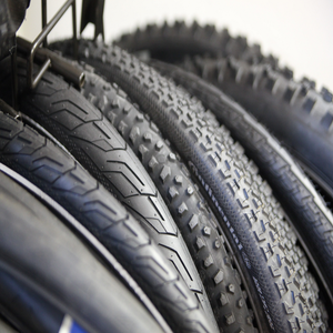 Neumáticos de bicicleta diseñados para un desempeño suave en la conducción, con un fuerte agarre, larga duración, y un ajuste perfecto para todo tipo de bicicletas. - Product Image 6