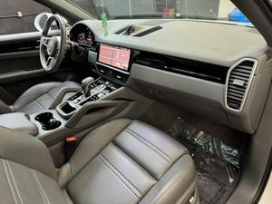 Coupé Ca-ye-nn-e AWD 2021 d'occasion propre - Product Image 2