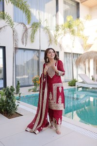 Ensemble de costume 3 pièces en soie de luxe avec broderie de sequins lourds et dupatta en dentelle de créateur - Product Image 3