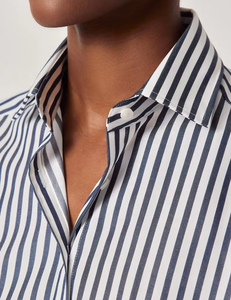 Chemise boutonnée à manches longues en tissu rayé bleu et blanc, coupe ajustée pour femme, idéale pour le bureau - Product Image 1